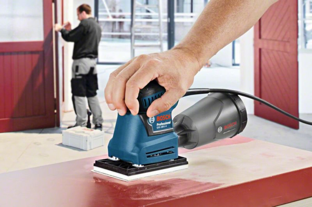 Szlifierka oscylacyjna BOSCH GSS 140-1 A przezroczysty pojemnik na pył mikrofiltr lepsza widoczność podczas pracy łatwe czyszczenie doskonałe wyważenie wyjątkowa ergonomia