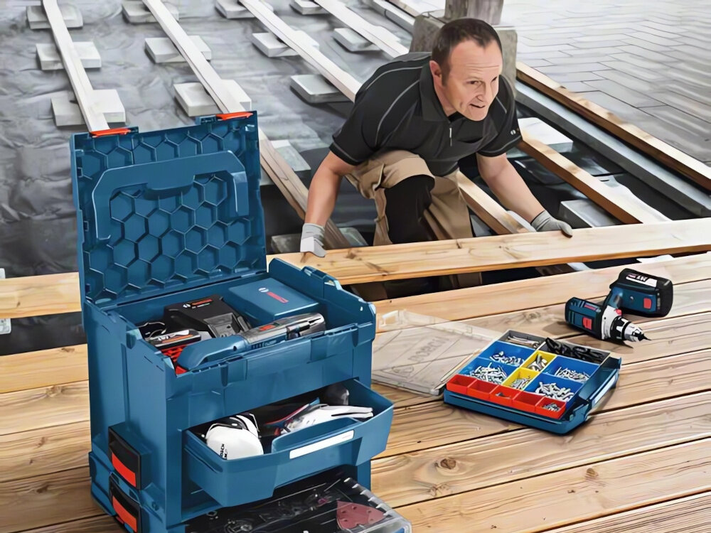 Wkład BOSCH 1600A002UZ wkład umieszczony w systemie Bosch Mobility do piły szablastej BOSCH GSA 18 V-LI dwóch akumulatorów i ładowarki wyprofilowane przestrzenie eliminuje ryzyko przypadkowych uderzeń i zarysowań