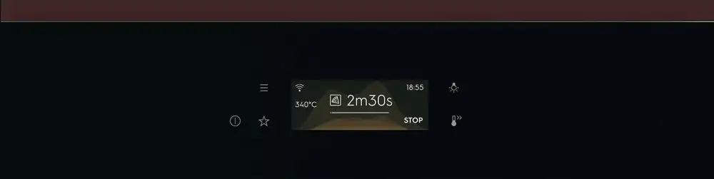 Panel sterowania piekarnika z wyświetlaczem pokazującym temperaturę 340°C, czas 2m30s oraz przycisk \'STOP\'. Widoczne są także ikony ustawień, oświetlenia i temperatury.