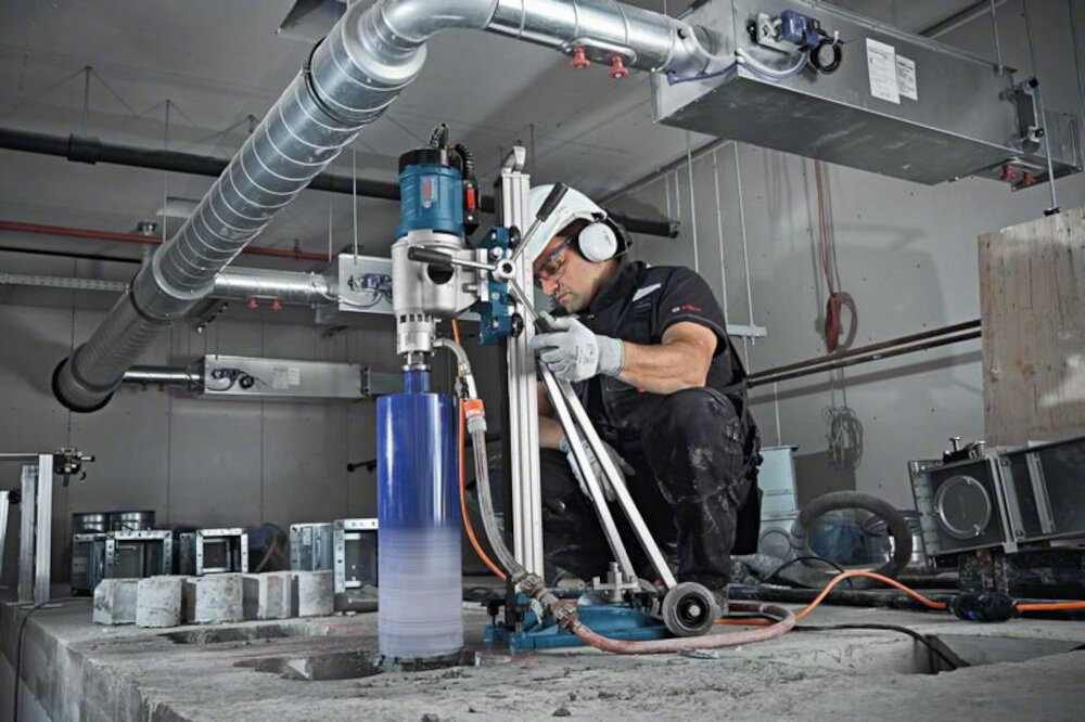 Wiertnica BOSCH GDB 180 WE Professional uchwyt z gwintem wewnętrznym i zewnętrznym współpracuje z wiertłami i bitami o średnicy trzpienia do 350 mm w betonie i w murze
