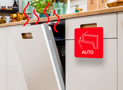 Zmywarka z otwartymi drzwiami, z których unosi się para, obok czerwony symbol z napisem \'AUTO\'.