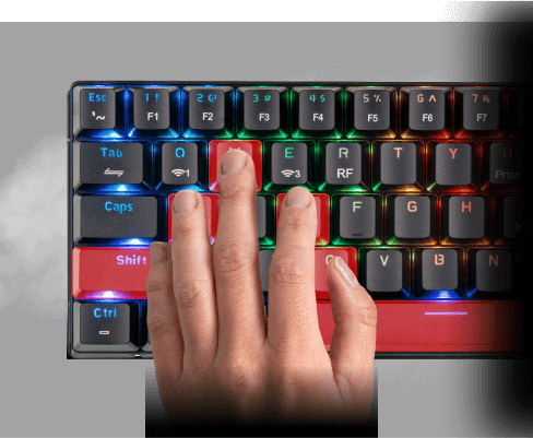 Klawiatura z podświetleniem RGB, na której widoczna jest dłoń naciskająca klawisze E, R i F. Klawisze mają różne kolory podświetlenia, a na klawiszu Shift widoczny jest czerwony kolor.