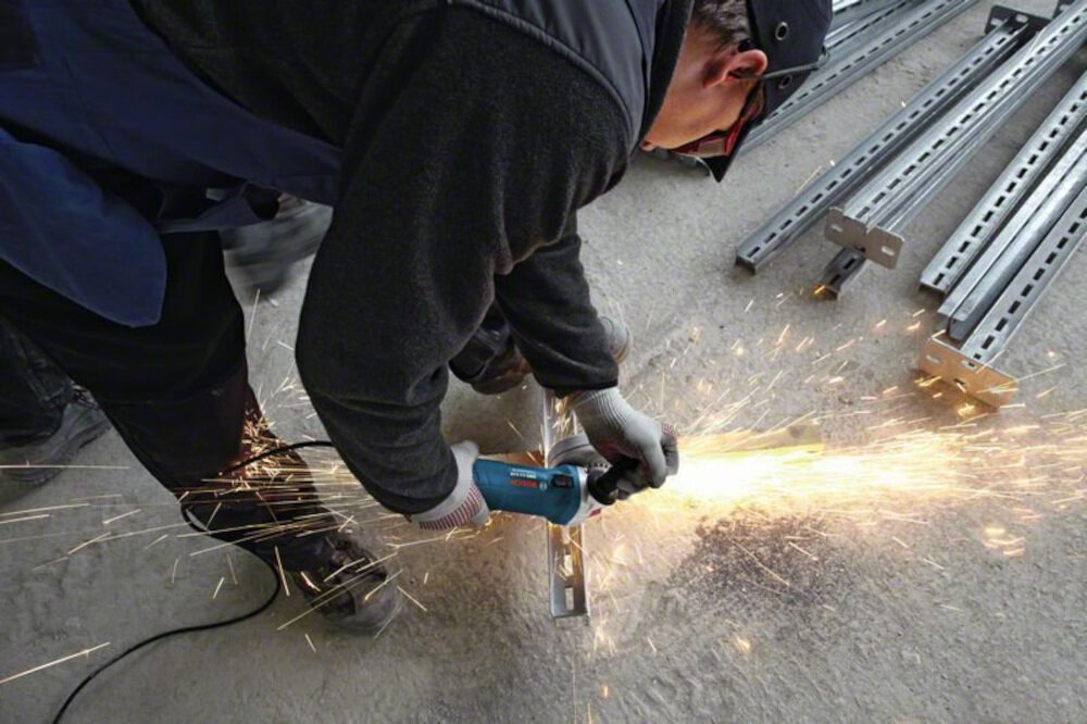 Szlifierka kątowa BOSCH GWS 11-125 osłona tarczy zabezpieczenie przed restartem głowica przekładni regulowana w skokach co 90 stopni