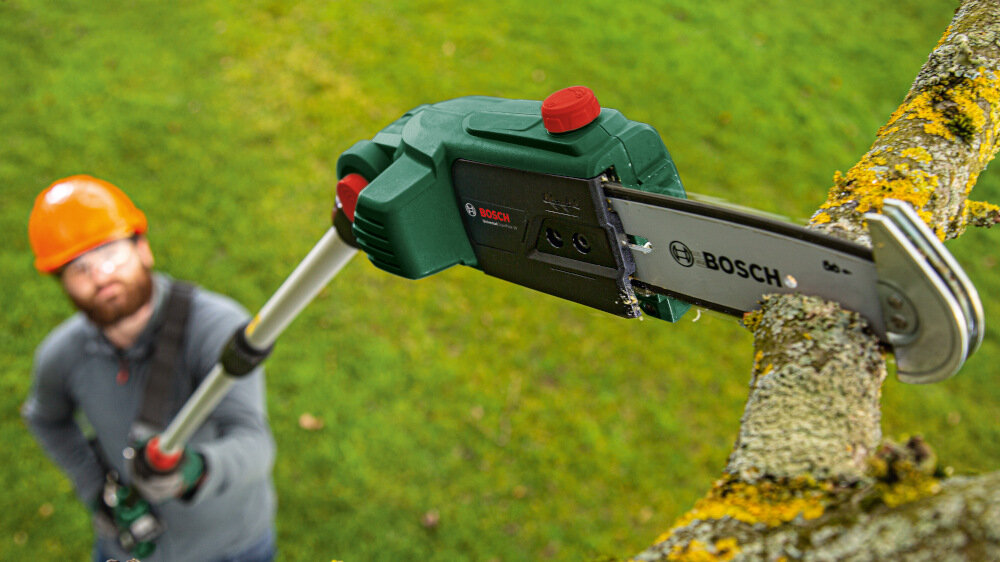 Piła akumulatorowa BOSCH UniversalChainPole 18 ciecie galezi stojac na ziemi teleskopowy drazek regulacja dlugosci w zakresie od 210 do 260 mm obrotowa glowica w zakresie 120 stopni