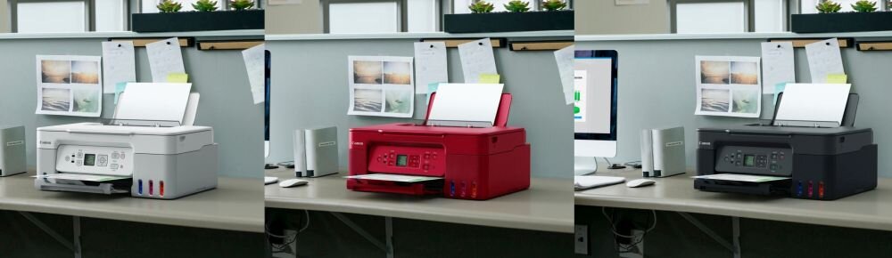 Trzy urządzenia wielofunkcyjne stoją na biurkach w różnych kolorach: białym, czerwonym i czarnym. Każde z nich ma otwarty podajnik papieru i wyświetlacz na panelu przednim.