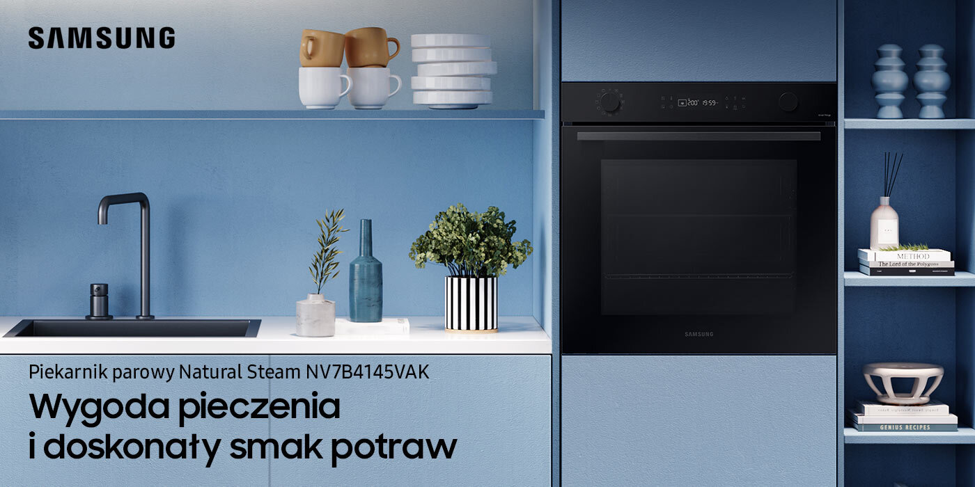 Ilustracja przedstawia piekarnik Samsung o numerze NV7B4145VAK, który posiada funkcję Natural Steam. Urządzenie, które zostało wstawione do minimalistycznego błękitnego pomieszczenia, kupisz w sieci Media Expert. Kuchnia z czarnym piekarnikiem w zabudowie, obok zlew z kranem oraz półki z naczyniami i rośliną. Tekst na obrazie: \'Piekarnik parowy Natural Steam NV7B4145VAK Wygoda pieczenia i doskonały smak potraw\'.