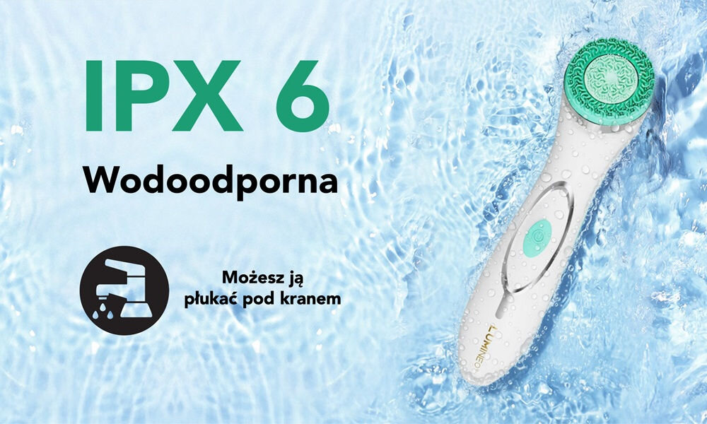 Szczoteczka soniczna do twarzy z turkusową głowicą znajduje się na tle wody. Obok widoczny jest tekst: \'IPX 6 Wodoodporna\' oraz ikona kranu z napisem \'Możesz ją płukać pod kranem\'.