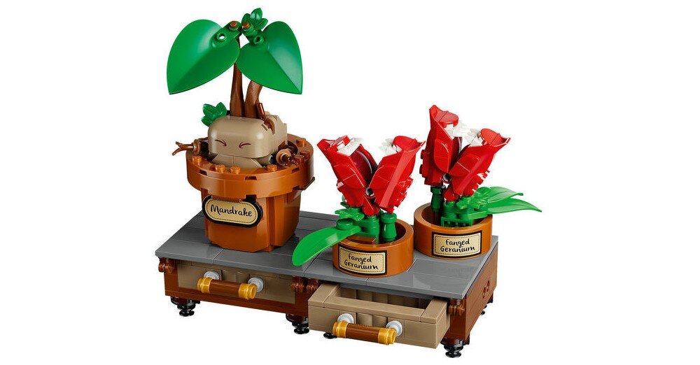 Zestaw LEGO przedstawiający rośliny w doniczkach na szarej podstawce z szufladkami. Na doniczkach widoczne są napisy: \'Mandrake\' i \'Fanged Geranium\'.