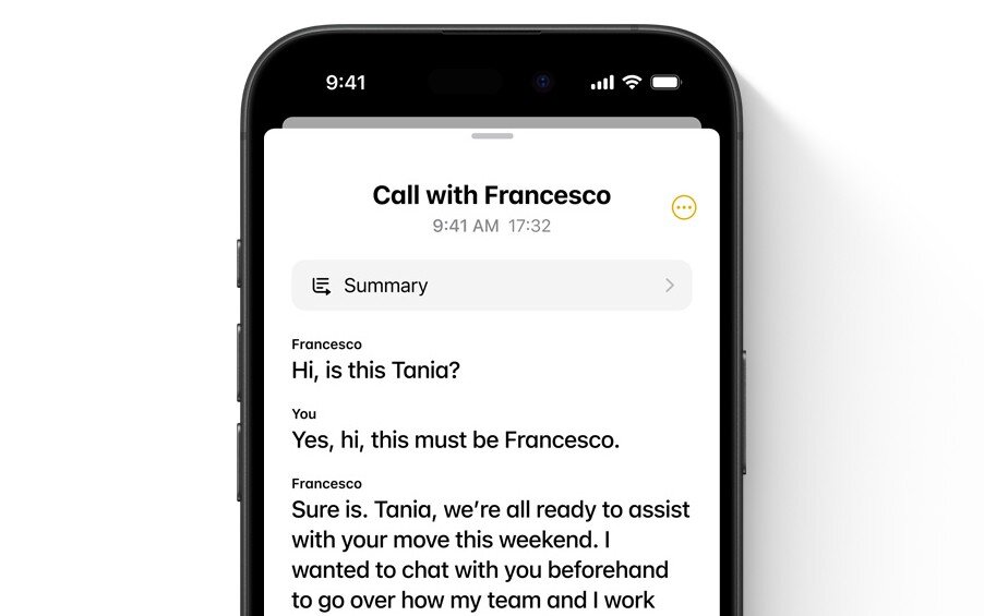 Na ekranie smartfona widoczna jest aplikacja z rozmową tekstową. Tekst na ekranie: \'Call with Francesco 9:41 AM 17:32 Summary Francesco Hi, is this Tania? You Yes, hi, this must be Francesco. Francesco Sure is. Tania, we’re all ready to assist with your move this weekend. I wanted to chat with you beforehand to go over how my team and I work\'.