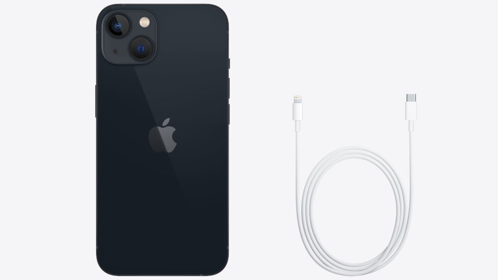 Na obrazie widoczny jest czarny smartfon z logo w kształcie nadgryzionego jabłka oraz biały kabel z końcówkami Lightning i USB-C.