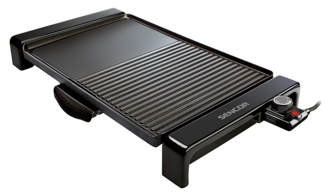 Na obrazie widoczny jest czarny grill elektryczny z płaską i żebrowaną powierzchnią do grillowania. Na urządzeniu znajduje się logo \'SENCOR\' oraz pokrętło do regulacji temperatury.