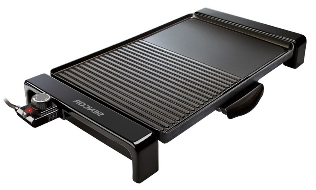 Na obrazie widoczny jest czarny grill elektryczny z płaską i żebrowaną powierzchnią do grillowania. Na urządzeniu znajduje się logo \'SENCOR\'.