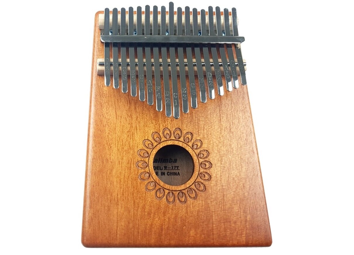 Drewniana kalimba z metalowymi klawiszami, na której widnieje napis \'Kalimba DEL-W-17T Made in China\'.