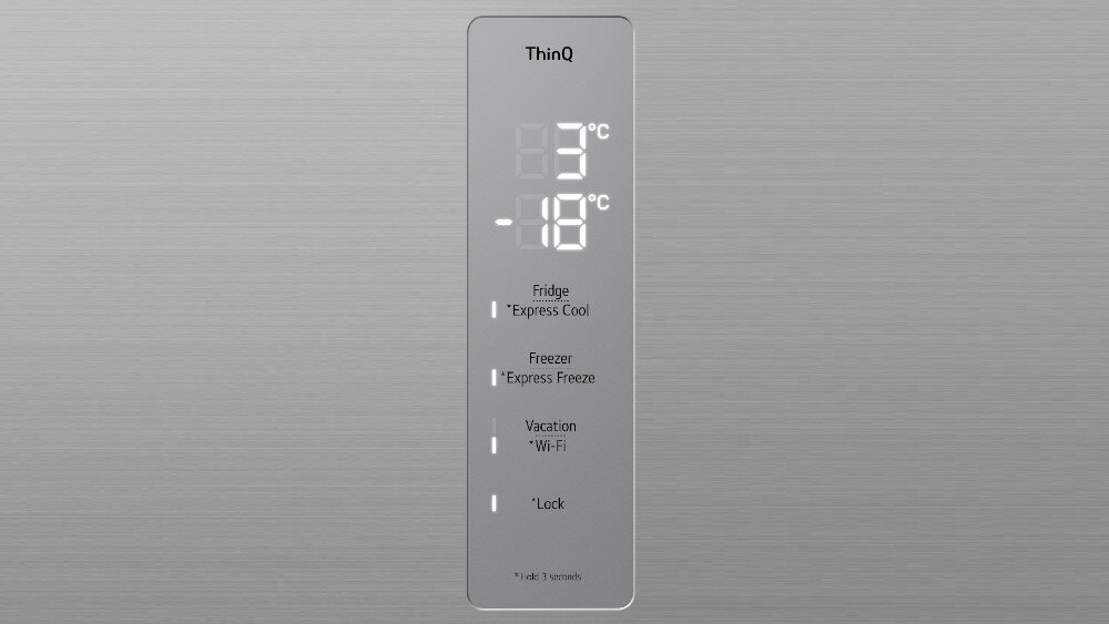 Panel sterowania lodówki z wyświetlaczem temperatury: 3°C dla chłodziarki i -18°C dla zamrażarki. Widoczne są opcje: Fridge \'Express Cool\', Freezer \'Express Freeze\', Vacation \'Wi-Fi\', \'Lock\'.