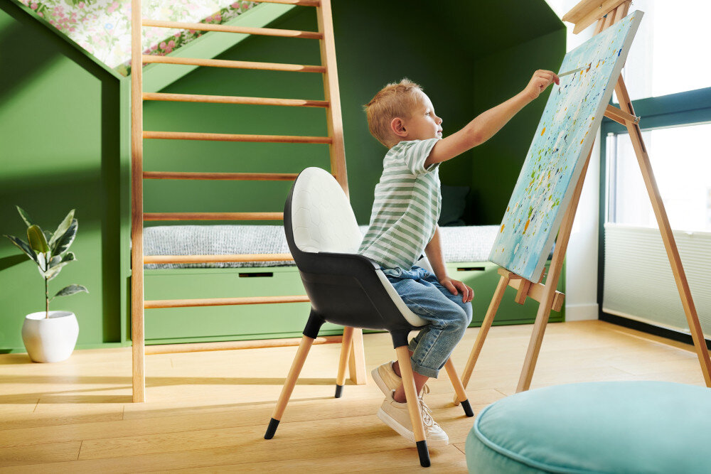 Krzesełko do karmienia KINDERKRAFT Fini Czarny dopasowane do wieku i wzrostu dziecka wysokie krzeselko dla dzieci o wadze do 15 kg niskie do 20 kg