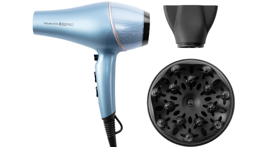 Na obrazie widoczna jest niebieska suszarka do włosów z napisem \'REMINGTON Shine Therapy Pro\' oraz dwa akcesoria: koncentrator i dyfuzor. Suszarka ma nowoczesny design i czarny kabel zasilający.