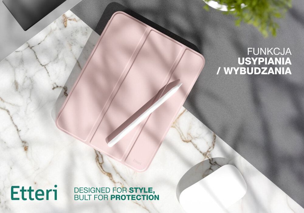 Na marmurowym tle leży jasnoróżowe etui na tablet z białym rysikiem. Widoczny jest tekst: \'FUNKCJA USYPIANIA / WYBUDZANIA\' oraz \'Etteri DESIGNED FOR STYLE, BUILT FOR PROTECTION\'.