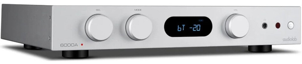 Srebrny wzmacniacz zintegrowany z trzema pokrętłami i wyświetlaczem OLED pokazującym \'bT -20\'. Na obudowie widoczne są napisy \'6000A\' i \'audiolab\'.