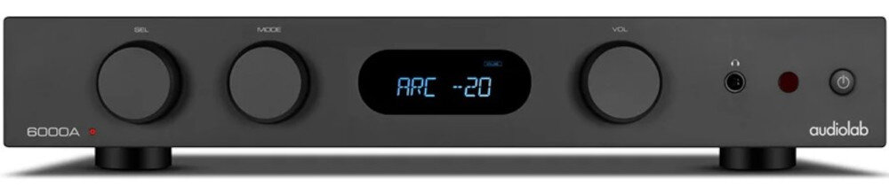 Czarny wzmacniacz zintegrowany z trzema pokrętłami i wyświetlaczem OLED pokazującym \'ARC -20\'. Widoczne logo \'audiolab\' oraz napis \'6000A\'.