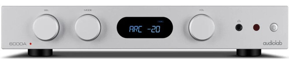 Srebrny wzmacniacz zintegrowany z trzema pokrętłami i wyświetlaczem OLED pokazującym \'ARC -20\'. Widoczne logo \'audiolab\' oraz napis \'6000A\'.