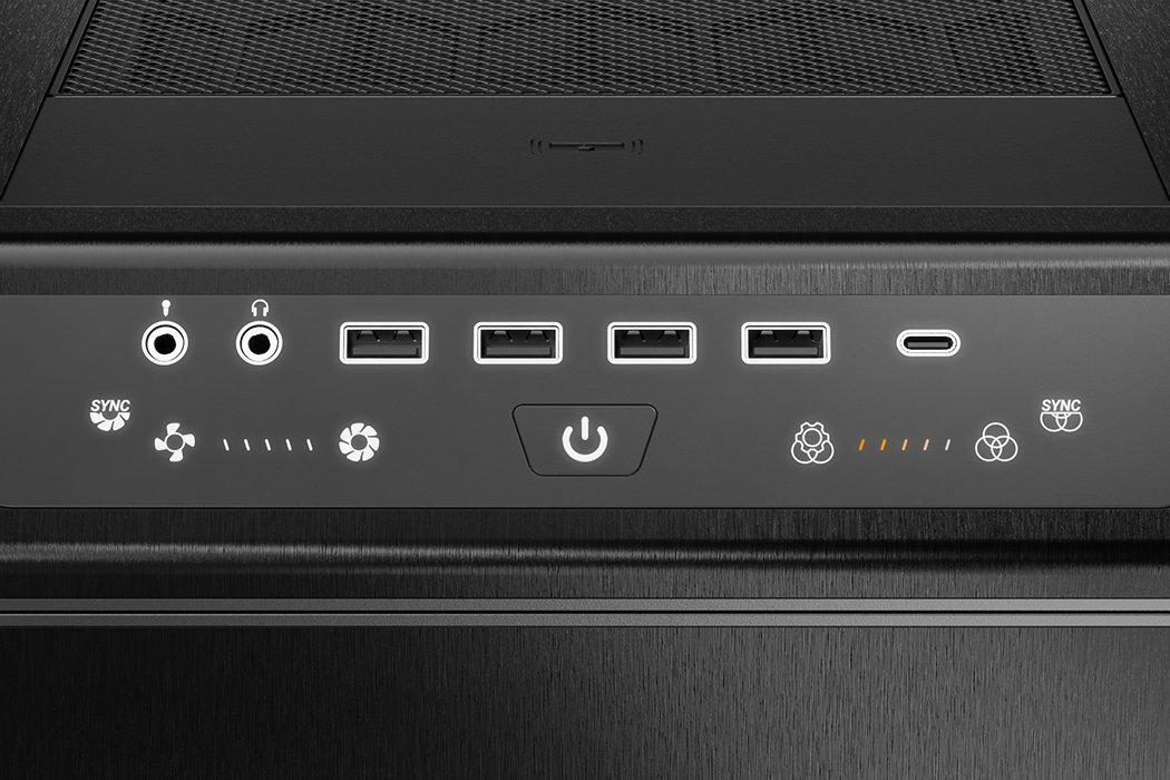 Panel przedni obudowy z trzema portami USB, jednym portem USB-C, dwoma gniazdami audio oraz przyciskiem zasilania. Widoczne są także symbole związane z synchronizacją i kontrolą wentylatorów.