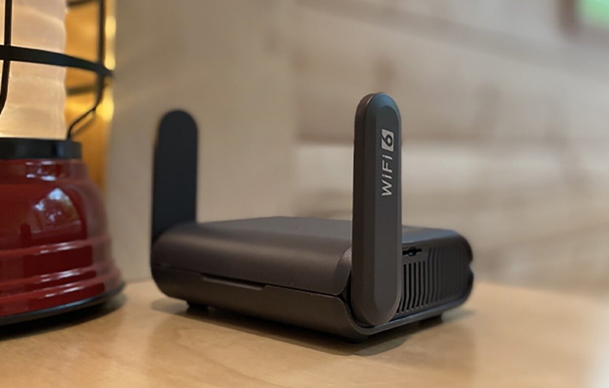 Czarny router na jasnym stoliku