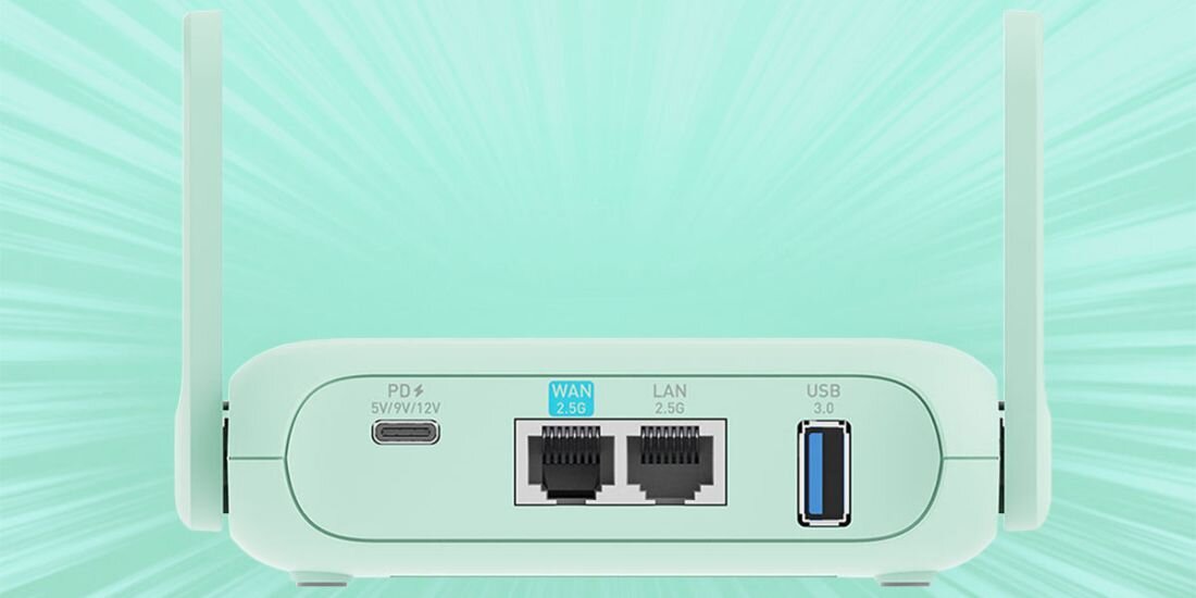 Miętowy router podróżny Beryl 7 na jasnym tle
