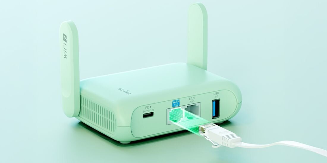 Widok na tylny panel routera z portami Ethernet i USB