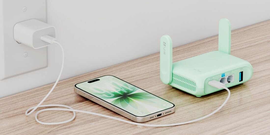 Podłączenie zasilania do portu USB-C w routerze podróżnym