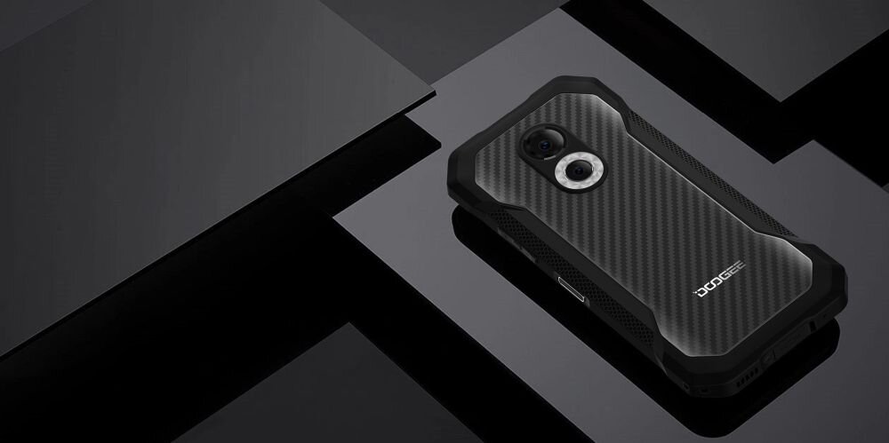 Na obrazie widoczny jest czarny smartfon z teksturą przypominającą włókno węglowe oraz logo \'DOOGEE\' na obudowie. Telefon leży na ciemnej, geometrycznej powierzchni.