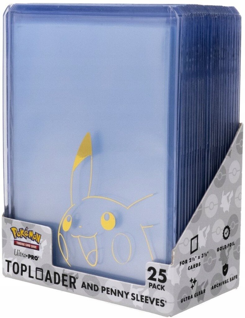 Opakowanie zawiera 25 przezroczystych toploaderów i koszulek z motywem Pikachu. Na opakowaniu widnieje napis: \'Ultra Pro: Pokemon - Toploader and Penny Sleeves, 25 Pack\'.