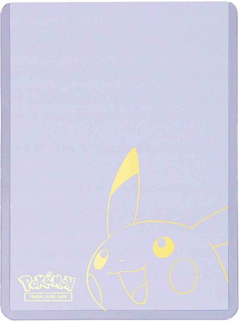 Na obrazie widoczna jest karta z wizerunkiem Pikachu w kolorze żółtym na jasnym tle. W dolnym rogu znajduje się logo \'Pokemon Trading Card Game\'.