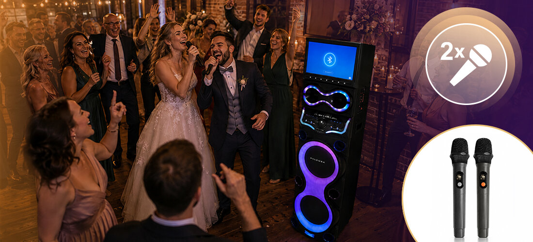 Power Audio MUSICMATE KTV MM-SC1500, RGB LED, dwa mikrofony bezprzewodowe, regulacja głośności i echa, karaoke, power audio stojące na ziemi w pomieszczeniu, para młoda trzymająca mikrofony w ręku