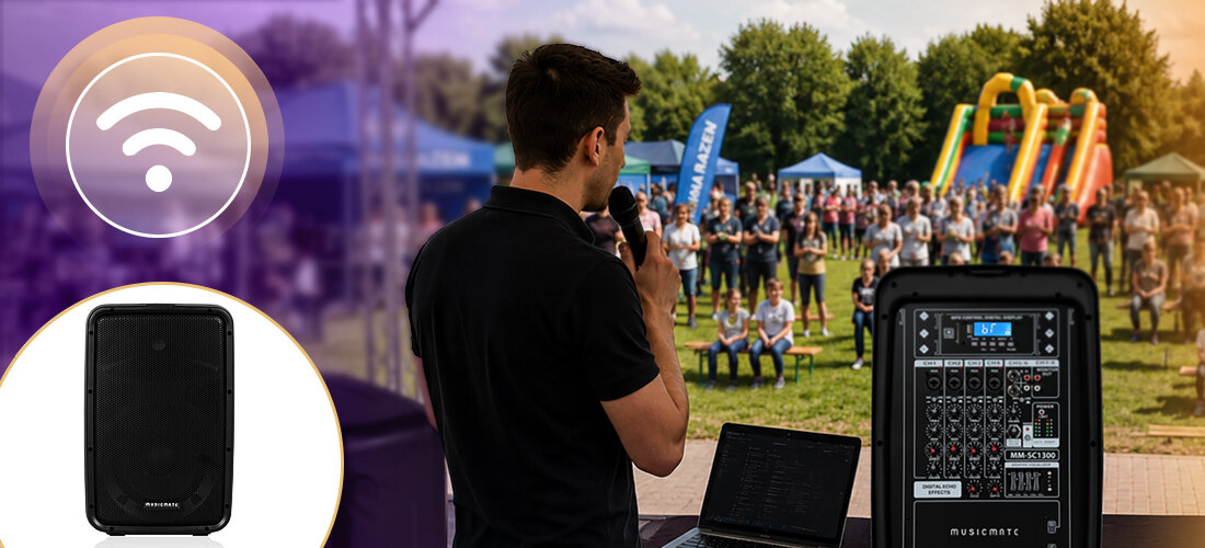 Na pierwszym planie mężczyzna trzyma mikrofon, a obok niego znajduje się laptop i mobilny zestaw nagłośnienia MUSICMATE MM-SC1300 EventPower. W tle widoczna jest grupa ludzi na zewnątrz oraz kolorowe dmuchane atrakcje.