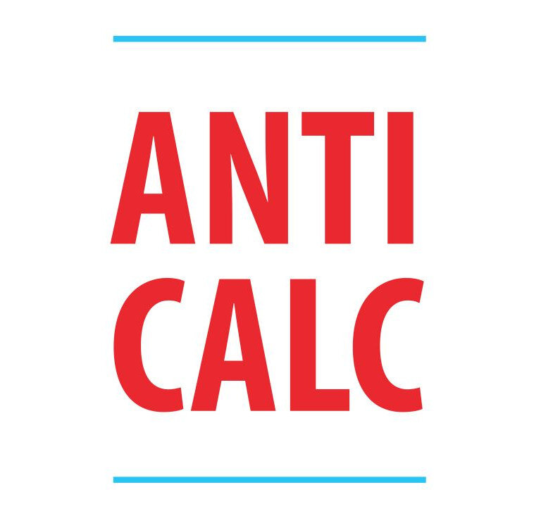 Obraz przedstawia napis \'ANTI CALC\' w czerwonym kolorze, z niebieskimi liniami nad i pod tekstem.