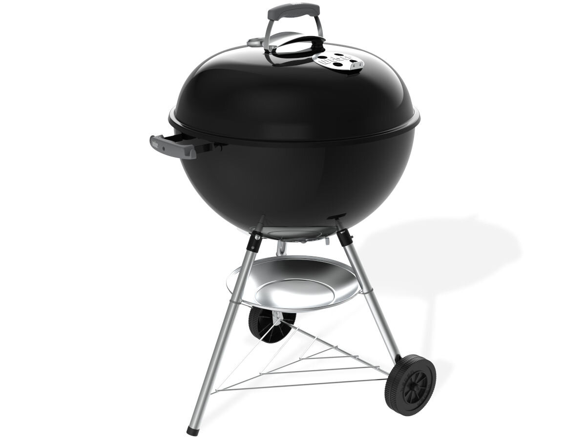 Czarny, okrągły grill węglowy z pokrywą, wyposażony w termometr i umieszczony na metalowym stojaku z kółkami. Pod grillem znajduje się metalowa tacka na popiół.