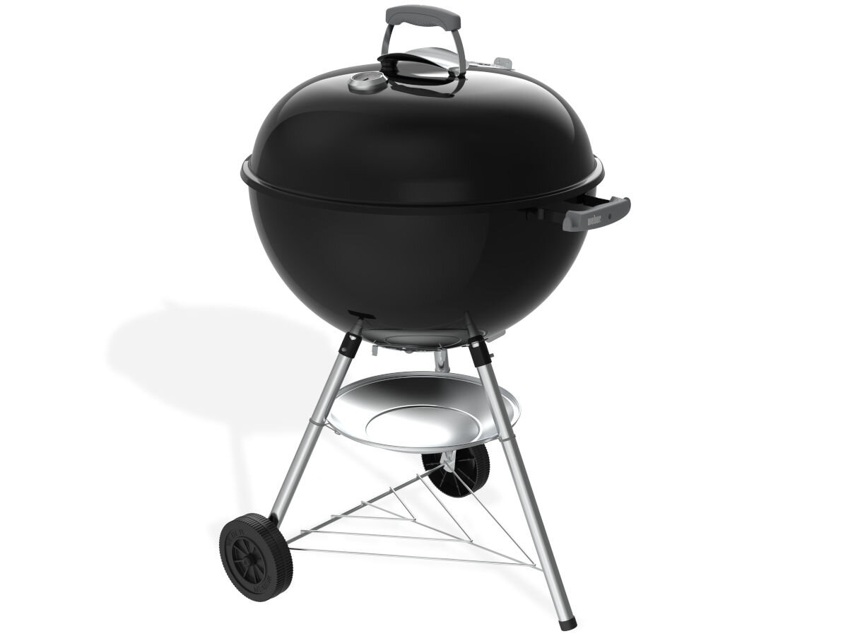 Czarny, okrągły grill węglowy na kółkach z pokrywą i termometrem. Posiada metalowy stelaż i dolną półkę na popiół.