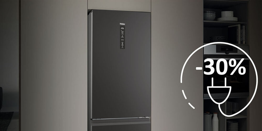 Czarna lodówka z logo Haier i panelem sterowania na drzwiach, obok symbol z napisem \'-30%\'.
