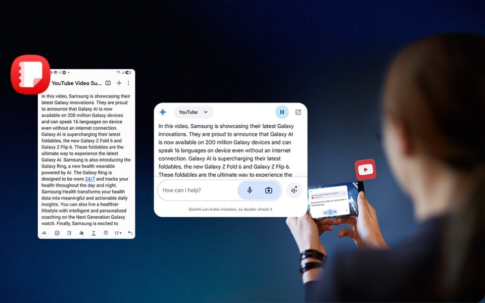 Osoba trzyma smartfon, na którym wyświetlany jest tekst dotyczący innowacji Galaxy AI. Obok widoczne są powiększone fragmenty ekranu z tekstem: \'In this video, Samsung is showcasing their latest Galaxy innovations. They are proud to announce that Galaxy AI is now available on 200 million Galaxy devices and can speak 16 languages on device even without an internet connection.\'