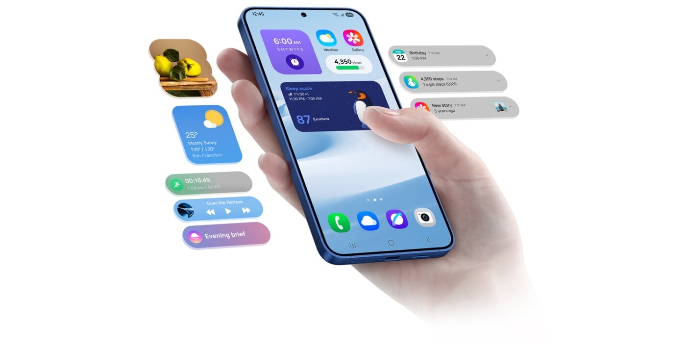 Galaxy S25 Plus widoczny z różnymi widgetami na głównym ekranie. Urządzenie jest otoczone innymi widgetami i powiadomieniami. Po lewej stronie znajdują się widgety galerii, pogody, muzyki, ćwiczeń oraz alerty Now Bar dotyczące timera. Po prawej stronie widoczne są powiadomienia. Osoba trzyma granatowy smartfon z wyświetlaczem pokazującym różne widżety, takie jak zegar, pogoda i aplikacje. W tle widoczne są dodatkowe ikony i powiadomienia unoszące się obok urządzenia.