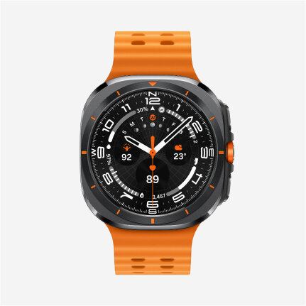 Smartwatch z okrągłą tarczą, pomarańczowym paskiem i czarnym wyświetlaczem z białymi cyframi oraz pomarańczowymi wskazówkami. Na tarczy widoczne są wskaźniki czasu, daty i pogody.