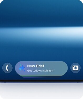 Fragment ekranu smartfona z niebieskim tłem, na którym widoczne są ikony telefonu i aparatu oraz tekst: \'Now Brief Get today\'s highlight\'.