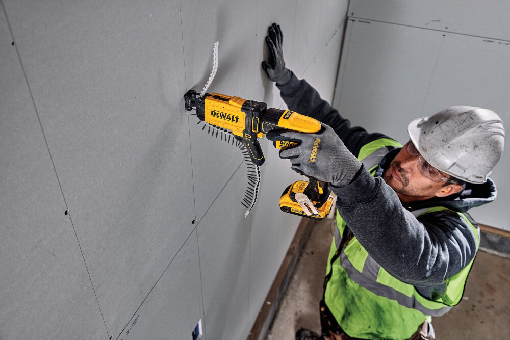 Wkrętarka DEWALT DCF610D2 walizka transportowa ułatwi transport zapewni komfort