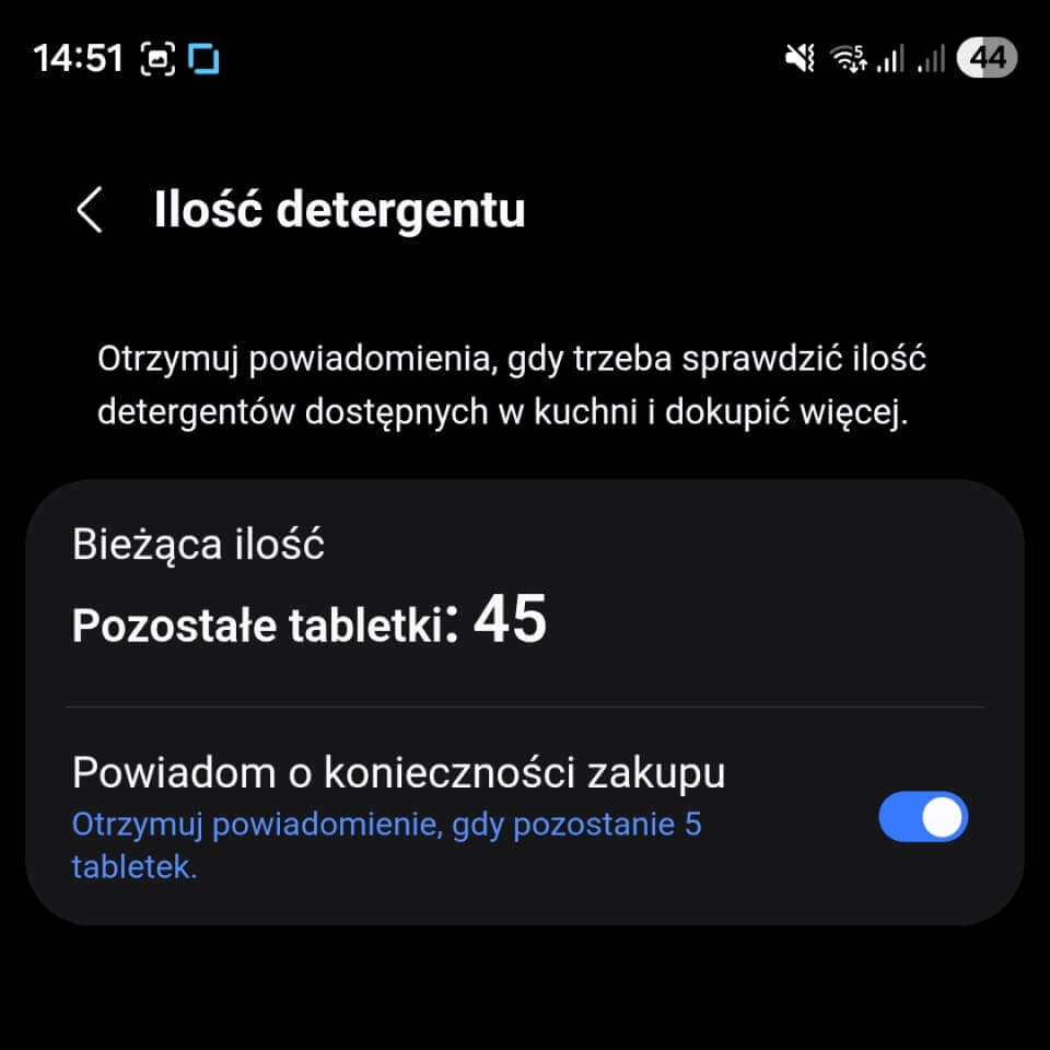 Przypomnienia w aplikacji Ekran aplikacji pokazujący ilość detergentu z informacją: \'Pozostałe tabletki: 45\'. Opcja powiadomienia o konieczności zakupu jest włączona.