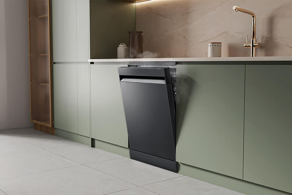 Zmywarka wolnostojąca 60 cm Samsung DW70H73YCFEU1 dostępna w Media Expert Kuchnia z zabudowaną zmywarką o czarnym froncie, częściowo otwartą, z której wydobywa się para. Obok znajduje się zlew z miedzianą baterią oraz pojemnik na blacie.