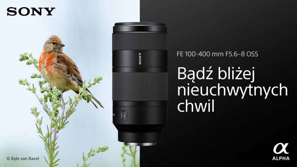 Obraz przedstawia obiektyw fotograficzny z logo Sony oraz ptaka siedzącego na gałęzi. Widoczny jest tekst: \'FE 100-400 mm F5.6-8 OSS Bądź bliżej nieuchwytnych chwil\'.