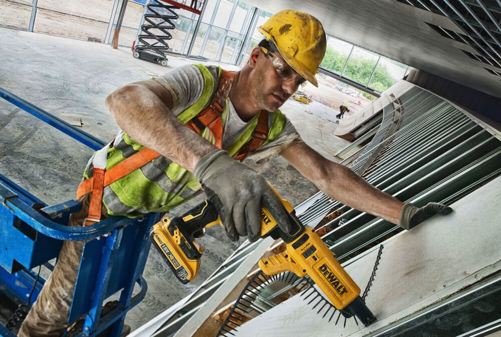 Wkrętarka DEWALT DCF620D2K solidny uchwyt kompaktowa ergonomiczna konstrukcja rękojeść pokryta antypoślizgowym materiałem