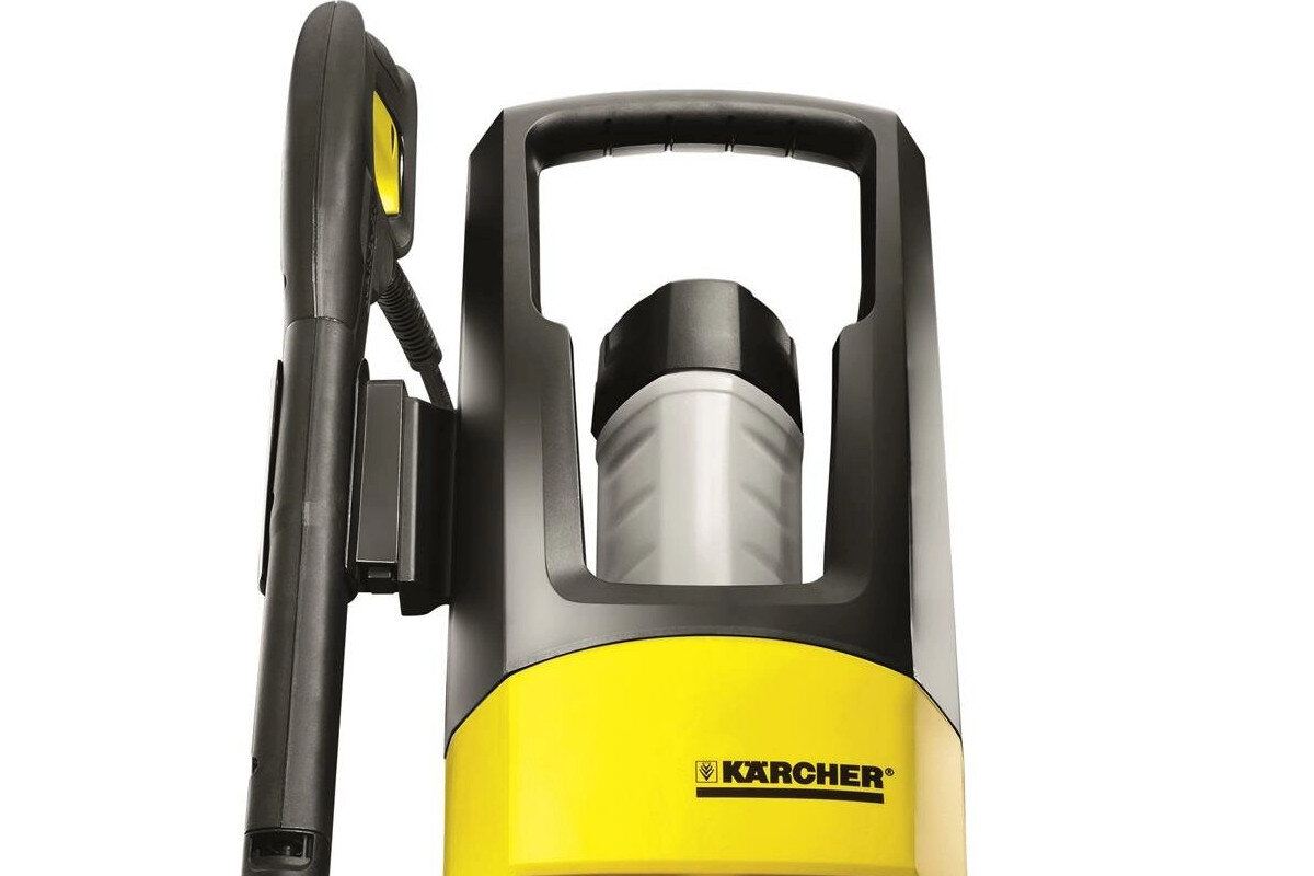 Obraz przedstawia górną część myjki ciśnieniowej w kolorze żółtym i czarnym z widocznym logo \'KARCHER\'.