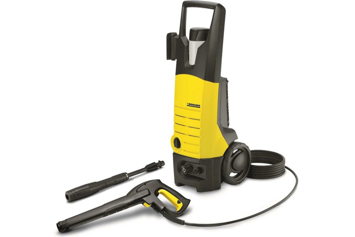 Na obrazie znajduje się żółto-czarna myjka ciśnieniowa z wężem i pistoletem natryskowym. Widoczne jest logo \'KARCHER\' na urządzeniu.