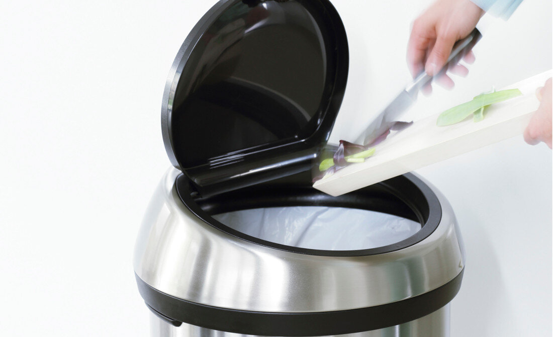 Kosz na śmieci BRABANTIA Touch Bin 60 l Czarny wiaderko otwory zasysanie worków pierścień zabezpieczający wymiary